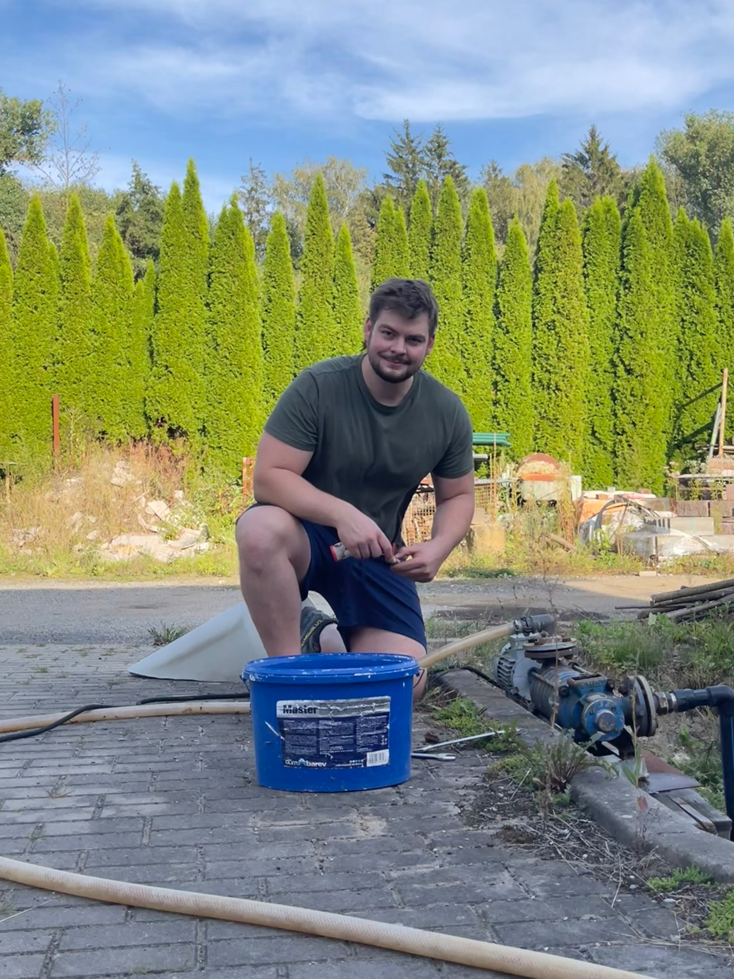 Instalatér Petr Milichovský při práci