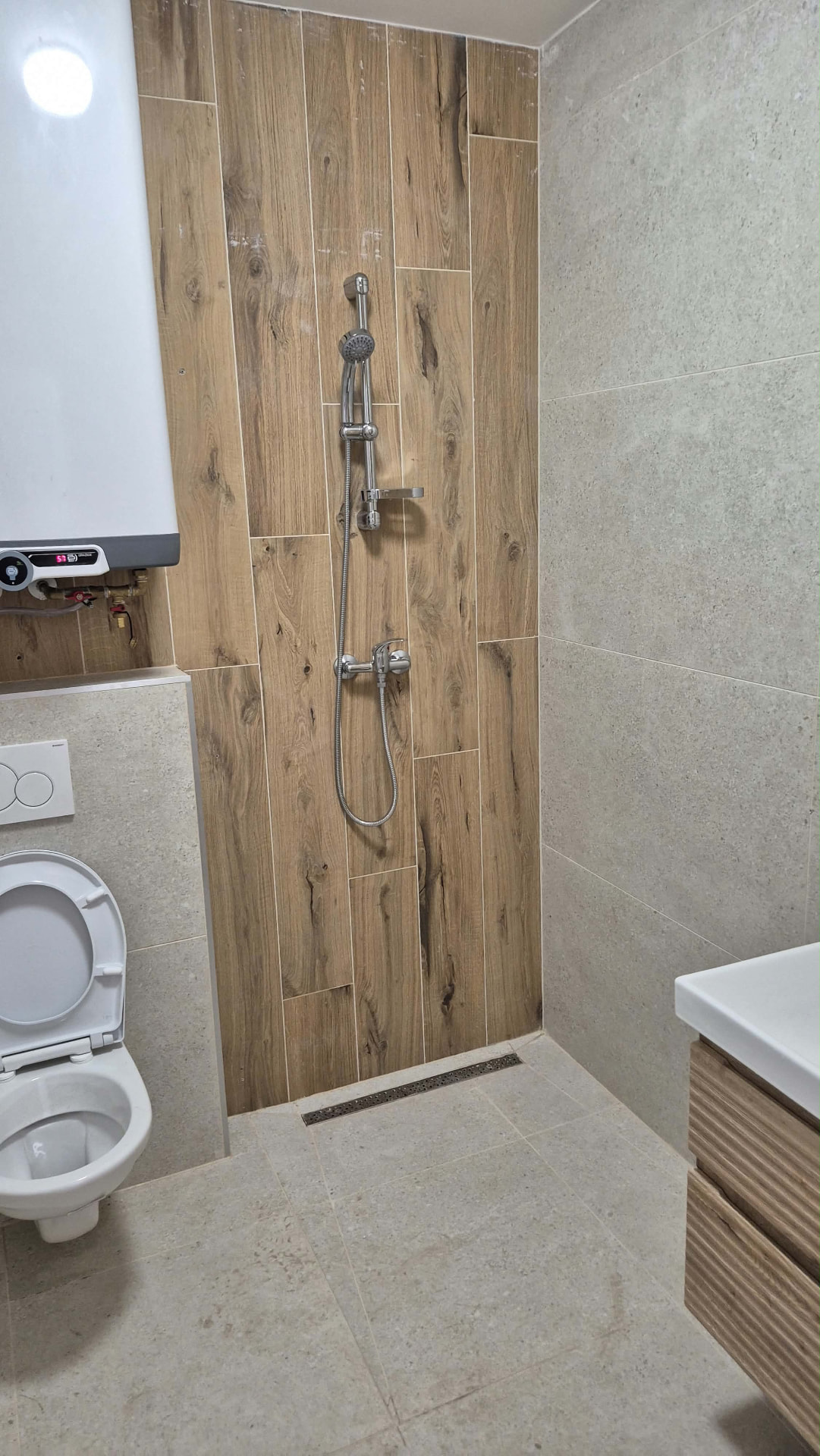 Nová koupelna se sprchou, WC a plynovým kotlem