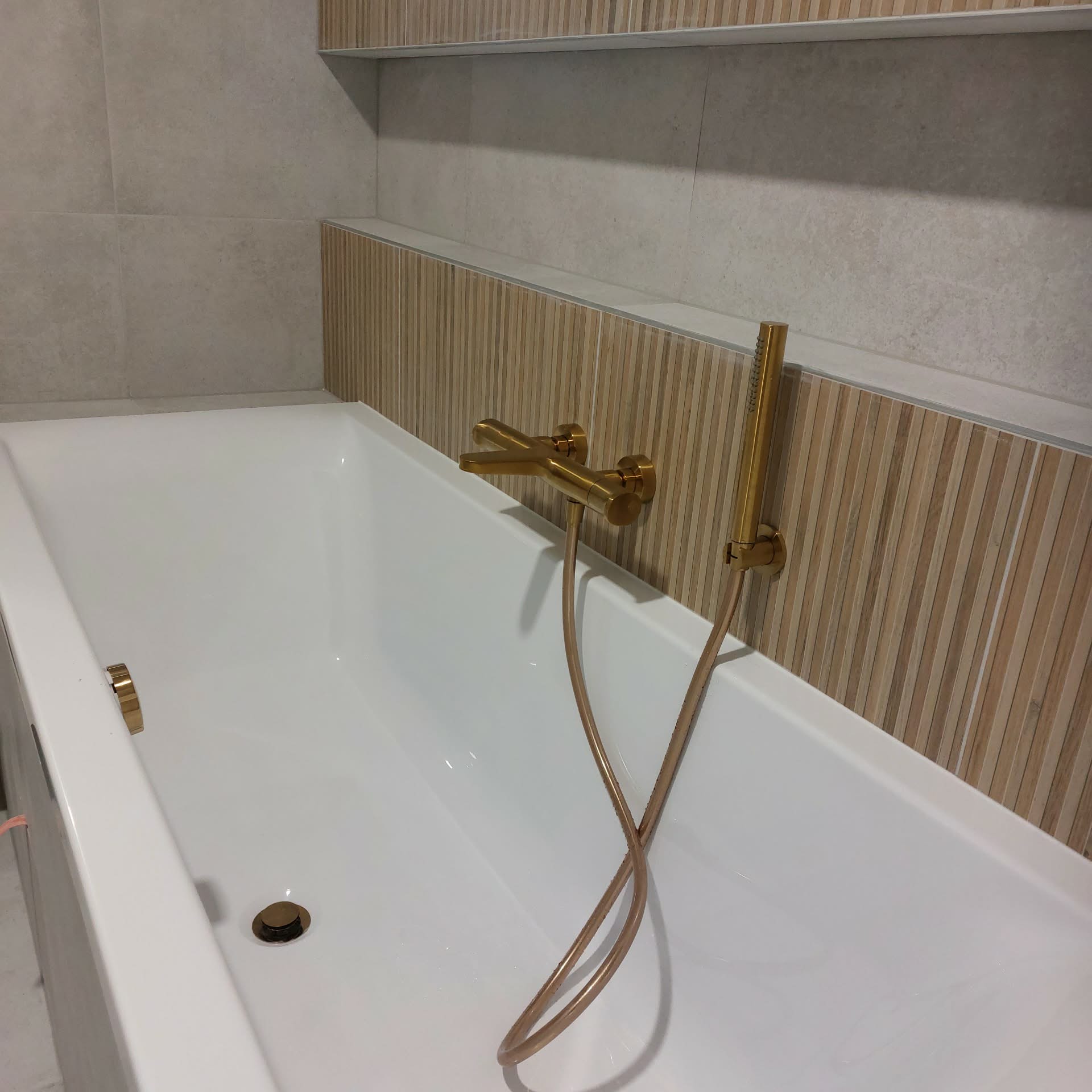 Vana se zlatou vanovou baterií a sprchou
